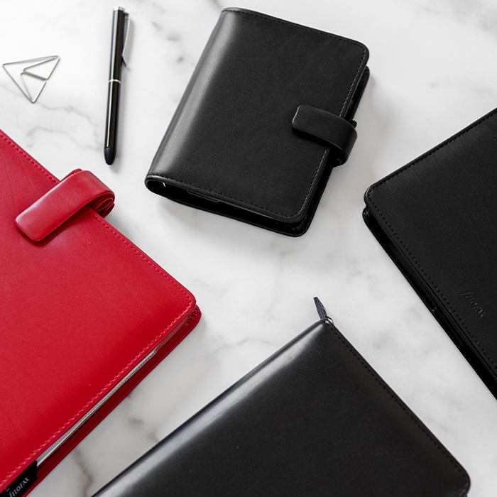 Filofax A5 Metropol Organizer – Zwarte Lederlook PU-hoes, 6 Ringen 30 Mm, Met 2025 Weekagenda, Creditcardvakken, Penlussen En Notitieblok – Voor Formaat 148x210 Mm